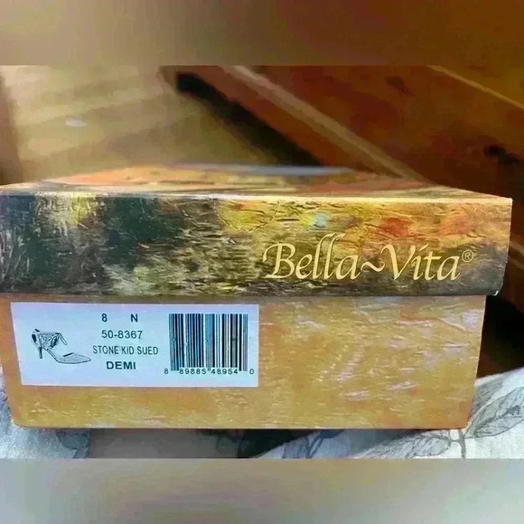 New in box Bella Vita Women’s Heels in Stone Kid Sued Demi Size 8N - Picture 6 of 7